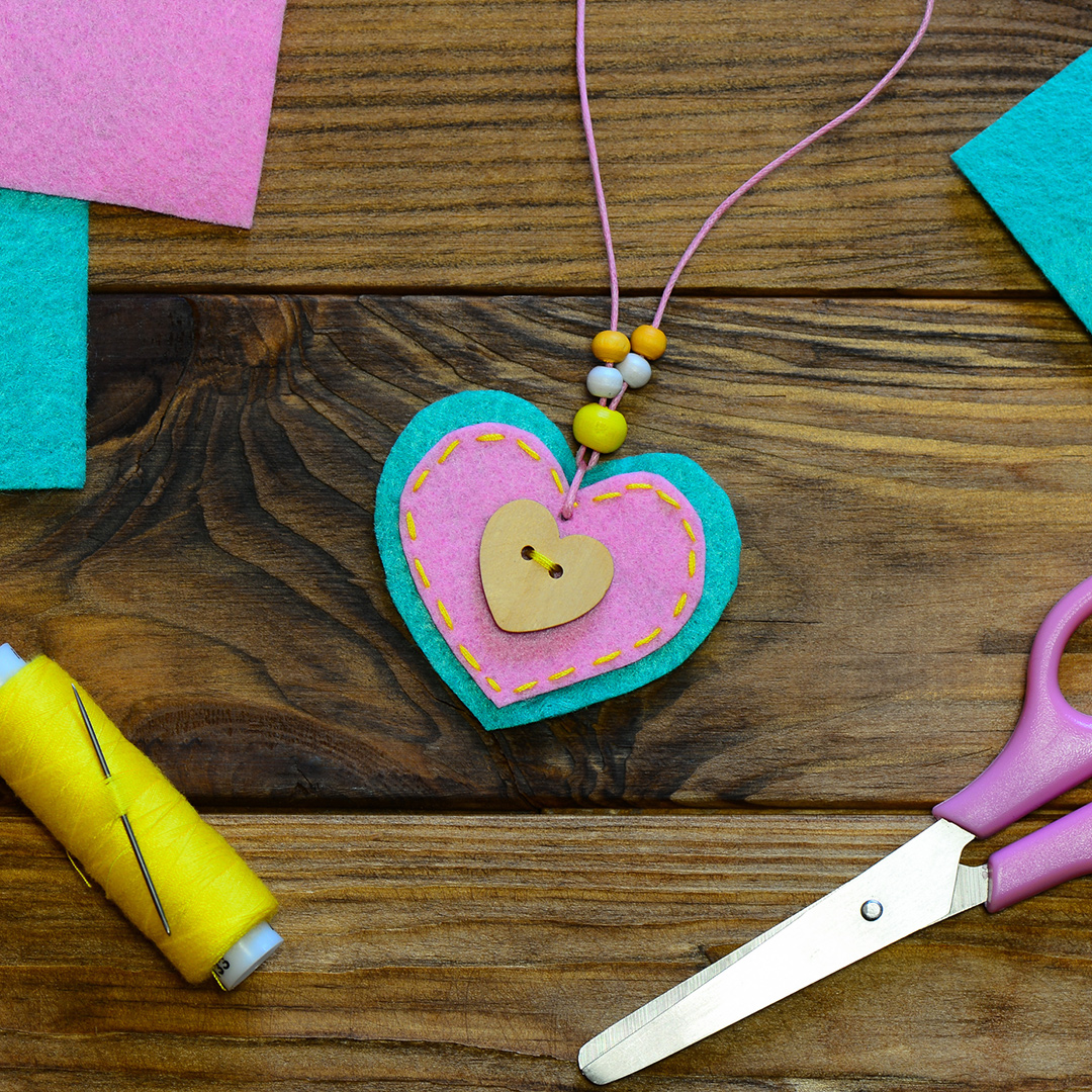 making-necklaces-crafts