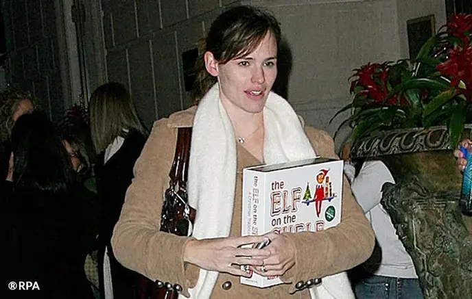 Jennifer Garner carrying The Elf on the Shelf boxset