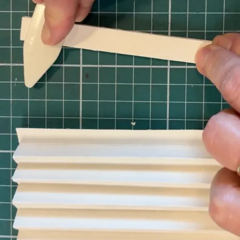Accordion-folded side supports for tunnel book